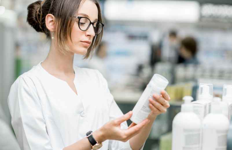 Comment lire l'étiquette d'un produit chimique avant de l'acheter ? Au premier plan